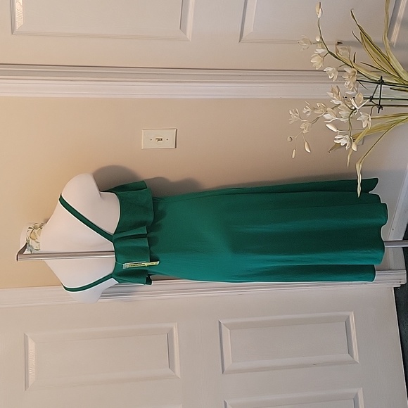 Beautiful Emerald Green Summer Dress - Picture 3 of 3